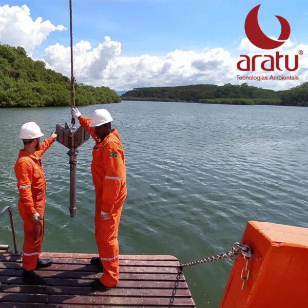 Aratu Testemunhador Gravitacional 800x800 Em uso em campo 1 - ARATU - ARATU | EQUIPAMENTOS PARA AMOSTRAGEM AMBIENTAL, AMPLO PORTFÓLIO COM QUALIDADE INTERNACIONAL. - Equipamentos de Coleta de Água - Análise de Qualidade da Água - Ferramentas para Análise Ambiental - Estudos de Ambientes - Aquáticos Coleta de Organismos - Bentônicos